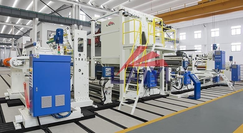 Yüksek Yüklü Film Otomatik Laminasyon Makinesi Anti titreşim 380V Beyaz ve Mavi Dönüşümlü Kumaşlar İçin