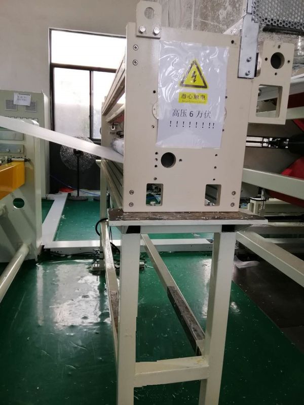 Hızlı Hız Eriyik Üflemeli Bez Makinesi, Sigara Dokuma Yapma Makinesi Düşük Gürültü beyaz ve mavi ile 2400 spinneret delik